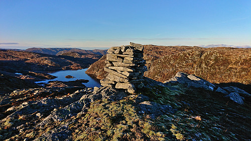 The cairn at Stigen with Sulevatnet in the background