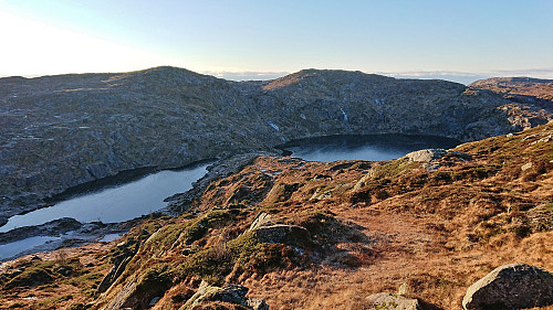 Approaching Yndesdalsnakken and Stendarskarfjellet. Left: Auretjørna, right: Sulevatnet.