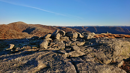 The highest point at Yndesdalsnakken with Skarpefjellsnakken to the left