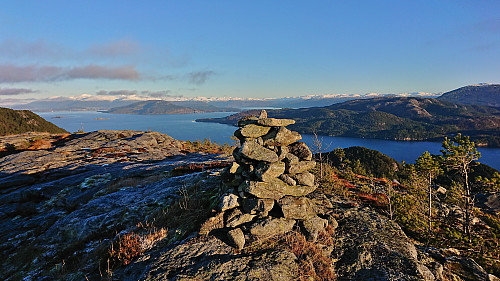The northeastern cairn at Staupefjellet
