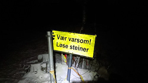 Old sign next to Grindarasten. Also correct for skiing down to Munkebotsvatnet. ;)