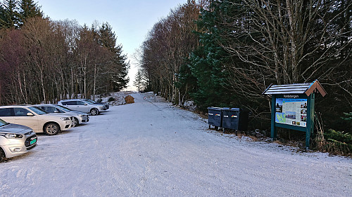 The small parking lot at Vardetangen