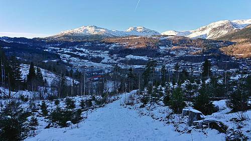 Descending to Hjeltnes with Kvasshovden and Kjerringafjellet in the background