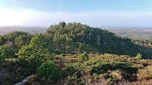 The slightly lower hill 150 meter west of Ramsfjellet