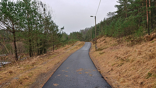 Paved hiking path from Leikvang stadion to Breistein