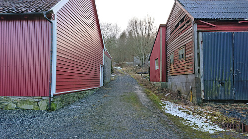 The start of the gravel road to the top of Lilandshaugen