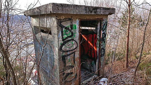 Small bunker (from Lyskasterbatteri, Sauråshaugane?) sør for Skansemyren barnehage
