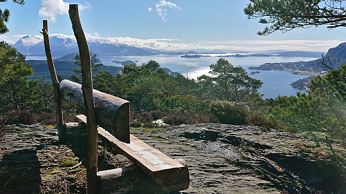 The bench at Stussvikhovda utsiktspunkt