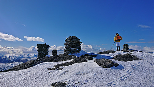 Endre being confused about the too many cairns at Hatlekinni ;)
