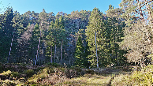 The steep southeastern face of Austvikfjellet