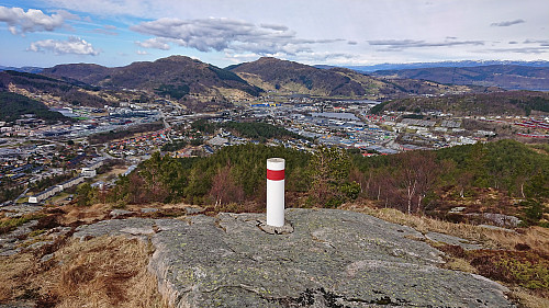 The trig marker at Austefjellet with Høgstefjellet and Veten in the background