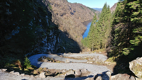 Looking back down Kossdalssvingane with Kossdalsvatnet in the background