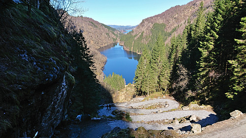 Kossdalssvingane and Kossdalsvatnet