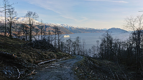 Descending along Fossdalsvegen to Lussand