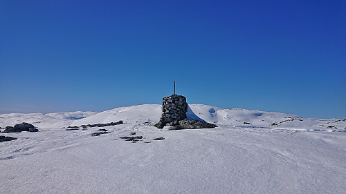 The summit cairn at Klevanuten with Rjoandeggi Nord in the background