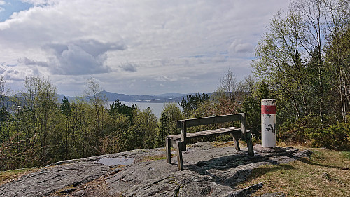 Skinstø søyle with Lyderhorn and Askøybroen in the background