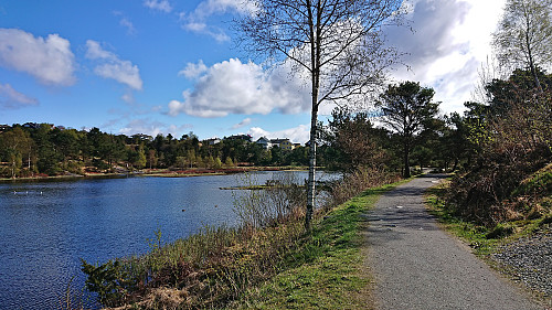 The gravel road around Kvassnesstemma