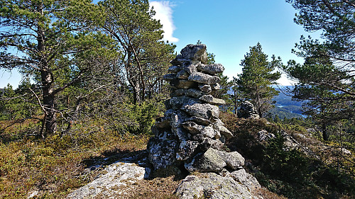 The two large old cairns at Vardafjellet