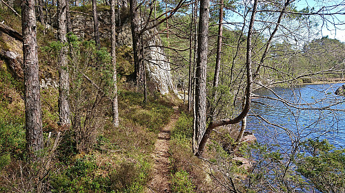 The trail around Frøkjedalsvatnet