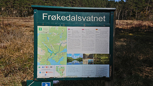 Sign at the eastern end/start of the trail around Frøkjedalsvatnet
