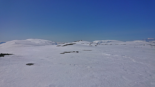 Approaching the summit of Skipanuten. Left: Vassfjøra, right: Skorafjellet.