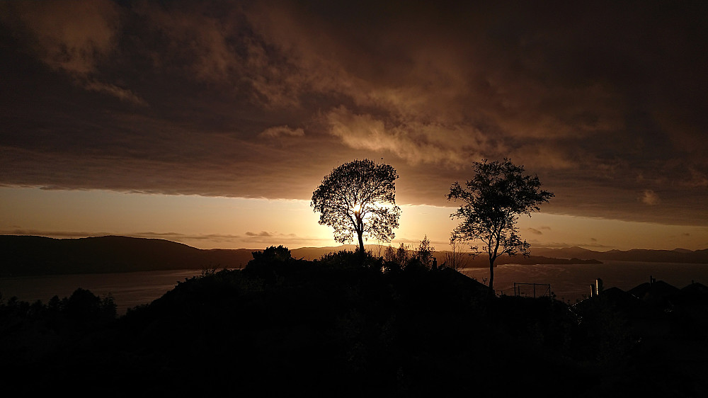 The setting sun from above Hellen festning