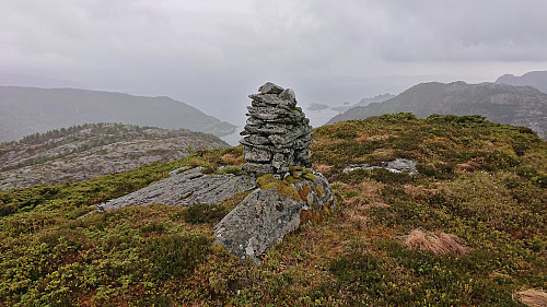 The summit of Haugafjellet with Håvikemulen to the right