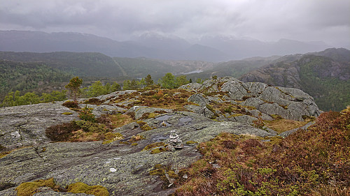 Descending northeast along the ridge from Haugafjellet