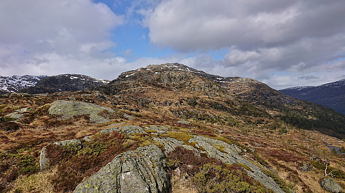 Along the ridge towards the summit of Raunefjellet