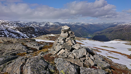 The summit cairn at Raunefjellet with Mo in the background