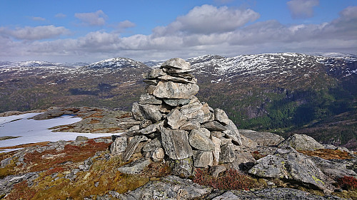The summit cairn at Raunefjellet with Hornafjellet and Slettefjellet in the background