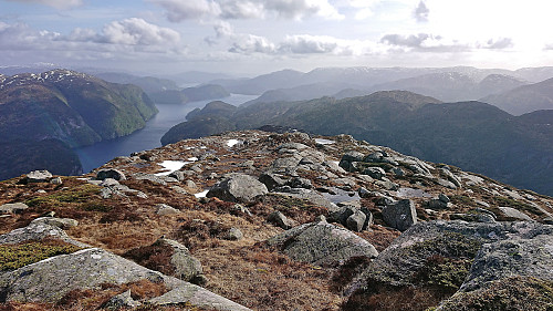 Descending along the Raunefjellet ridge with Romarheimsfjorden to the left