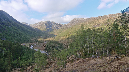 Looking back at Sæterdalen. Left: Nottveitsætra, center: Tverrfjellet, right: Raunefjellet.