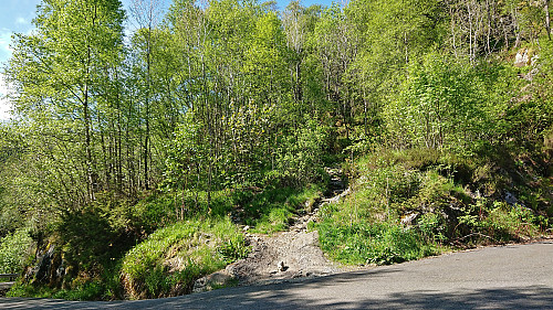 The unmarked trailhead at the end of Sædalssvingene