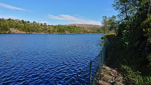 Walking along Sør Gløvrevatnet