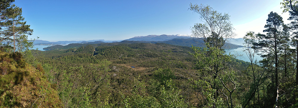 View north from the northeastern viewpoint with Hovlandsnuten just left of center