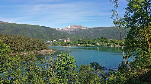 Mjelkehaug and Bogsnesvågen from the gravel road