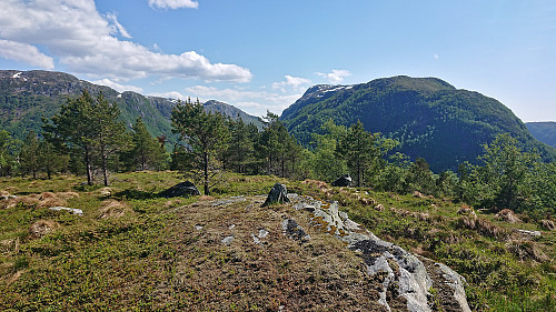 The summit of Litlefjellet with Ådneburen to the right