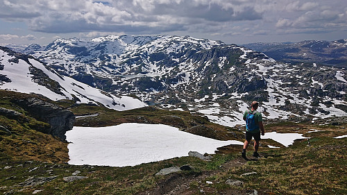 Descending into Fugladalen with Fuglafjellet in the background