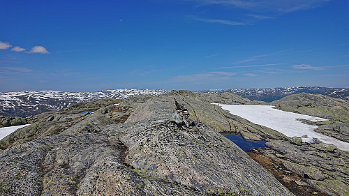 New cairn at the southern summit of NØ av Storfjellet. Background: the northern summit.
