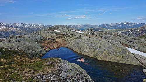 Endre taking a bath during the ascent to Smørstakken :)