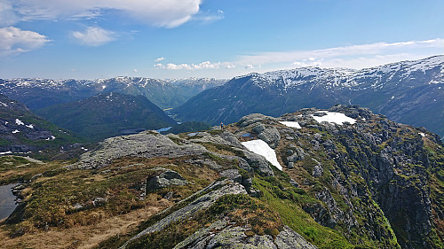 Descending along the ridge from Smørstakken