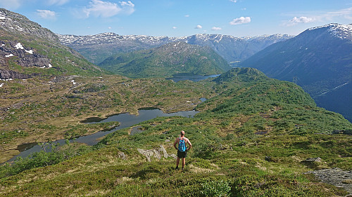 Kvitavatnet, Nåmdalsfjellet and Svartavatnet from the descent from Smørstakken