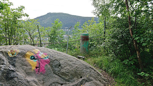 Ravneberget søyle with Løvstakken in the background
