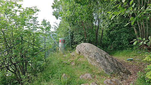Ravneberget søyle in front of Sollien barnehage