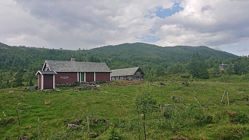 Fjosestølen/Fjosstølen with Skorseteggi in the background