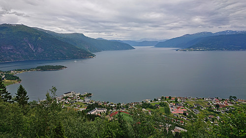 Looking down at Balestrand from Orrabenken. Left: Hella, right: Vangsnes.