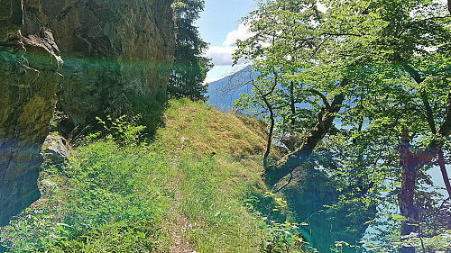 The narrow ledge around Eikjagilet