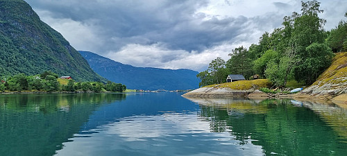 Barsnes to the left and Øyna to the right