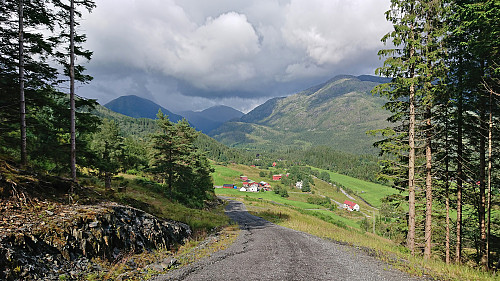 Returning to Fjelltveit. Background: Hausdalshorga, Søre Gullfjelltoppen and Sveningen.